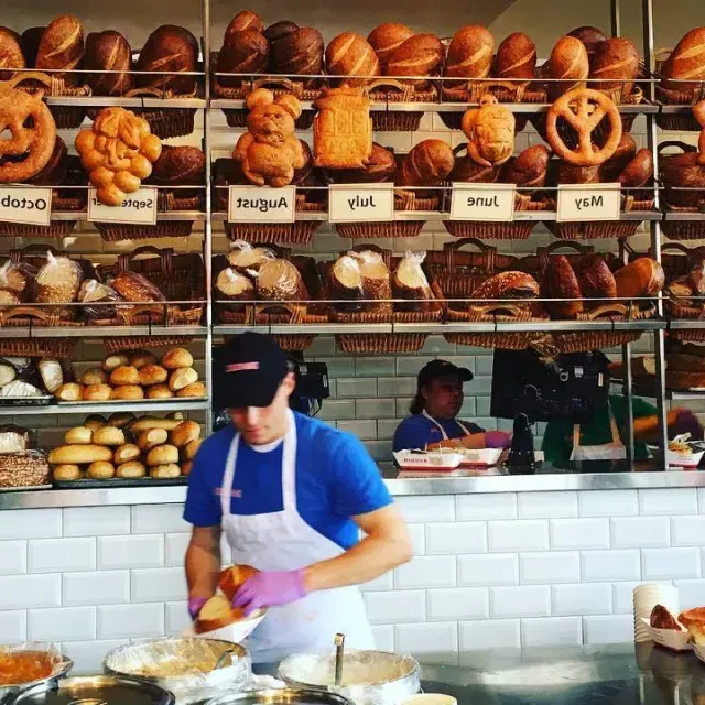 샌프란시스코의 Boudin Bakery에서 제빵사들이 사워도우 빵을 만들고 있습니다.